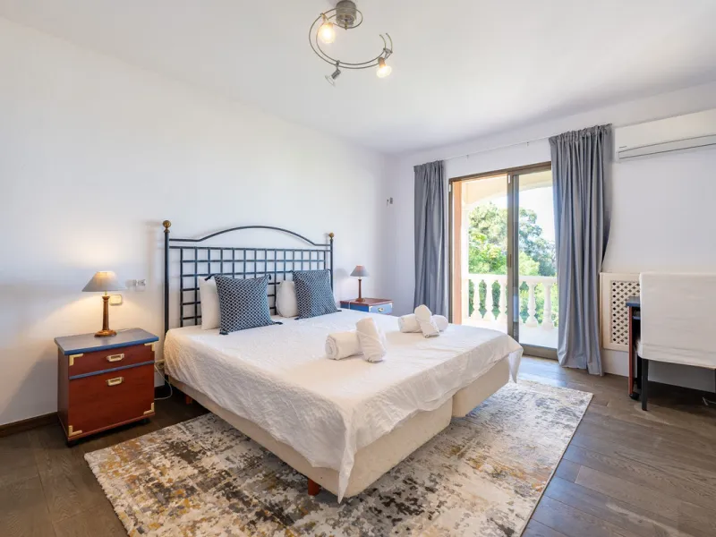 Set on an exceptional 2,275 m² double plot, this impressive villa in El Rosario, Marbella offers a rare combination of space, privacy, and breathtaking views over the Mediterranean Sea and the iconic La Concha mountain. From sunrise to sunset, the scenery