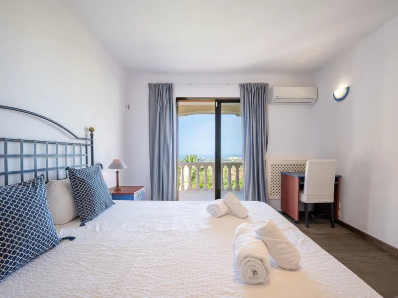 Set on an exceptional 2,275 m² double plot, this impressive villa in El Rosario, Marbella offers a rare combination of space, privacy, and breathtaking views over the Mediterranean Sea and the iconic La Concha mountain. From sunrise to sunset, the scenery