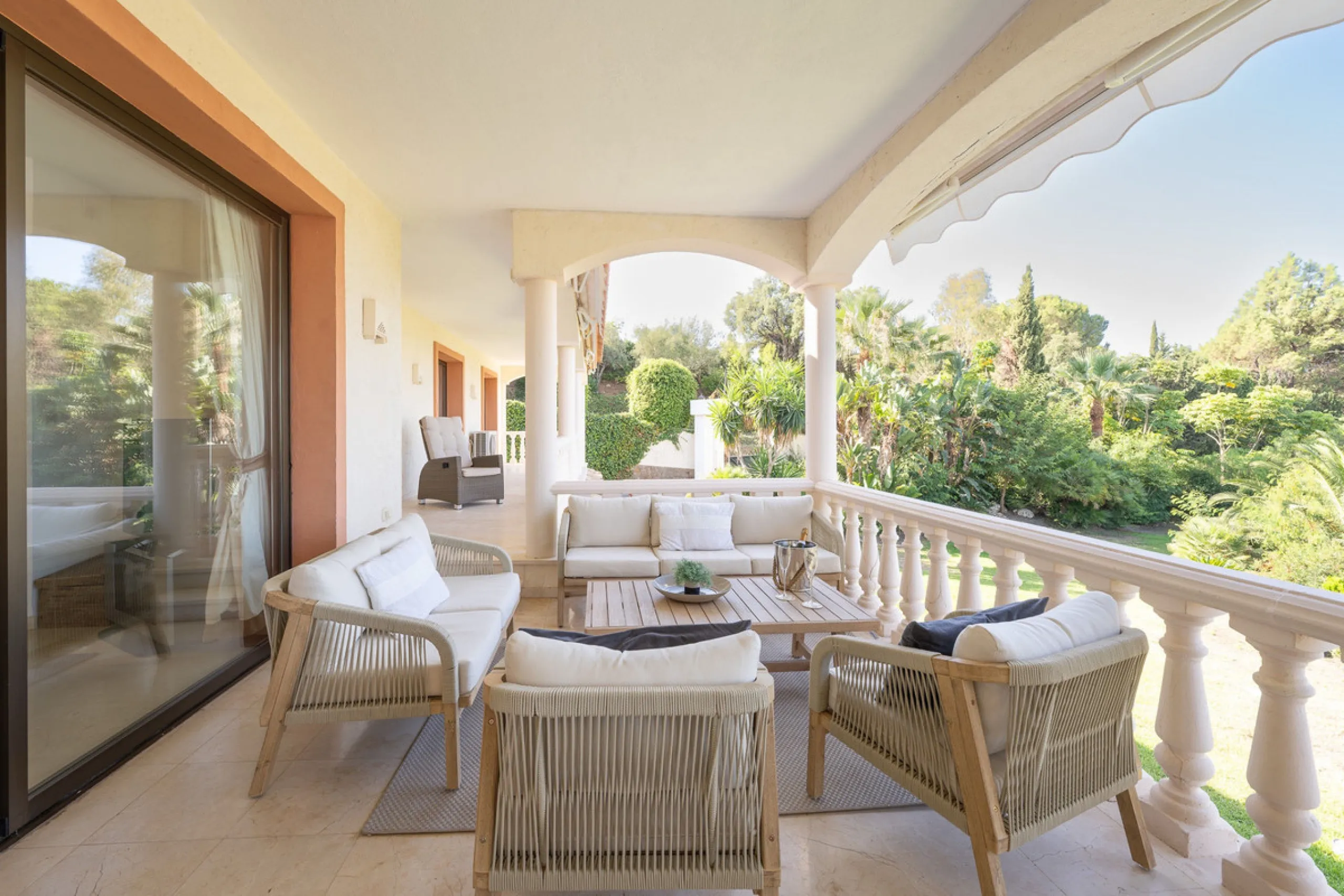 Set on an exceptional 2,275 m² double plot, this impressive villa in El Rosario, Marbella offers a rare combination of space, privacy, and breathtaking views over the Mediterranean Sea and the iconic La Concha mountain. From sunrise to sunset, the scenery