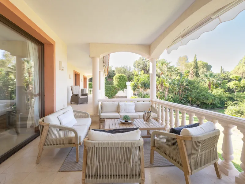 Set on an exceptional 2,275 m² double plot, this impressive villa in El Rosario, Marbella offers a rare combination of space, privacy, and breathtaking views over the Mediterranean Sea and the iconic La Concha mountain. From sunrise to sunset, the scenery
