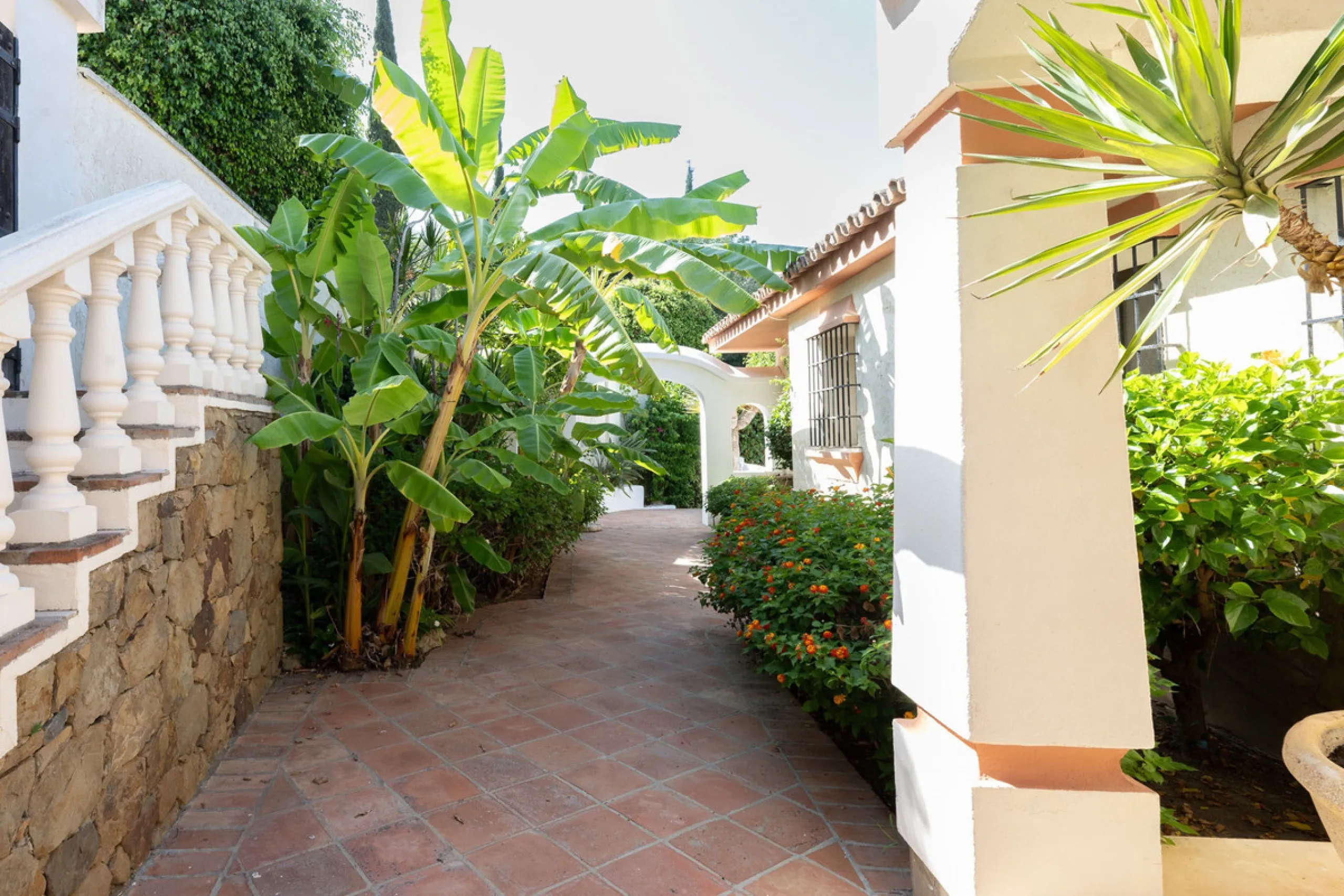 Set on an exceptional 2,275 m² double plot, this impressive villa in El Rosario, Marbella offers a rare combination of space, privacy, and breathtaking views over the Mediterranean Sea and the iconic La Concha mountain. From sunrise to sunset, the scenery