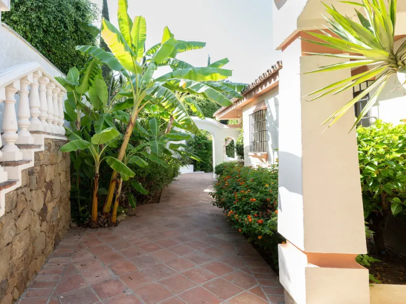 Set on an exceptional 2,275 m² double plot, this impressive villa in El Rosario, Marbella offers a rare combination of space, privacy, and breathtaking views over the Mediterranean Sea and the iconic La Concha mountain. From sunrise to sunset, the scenery