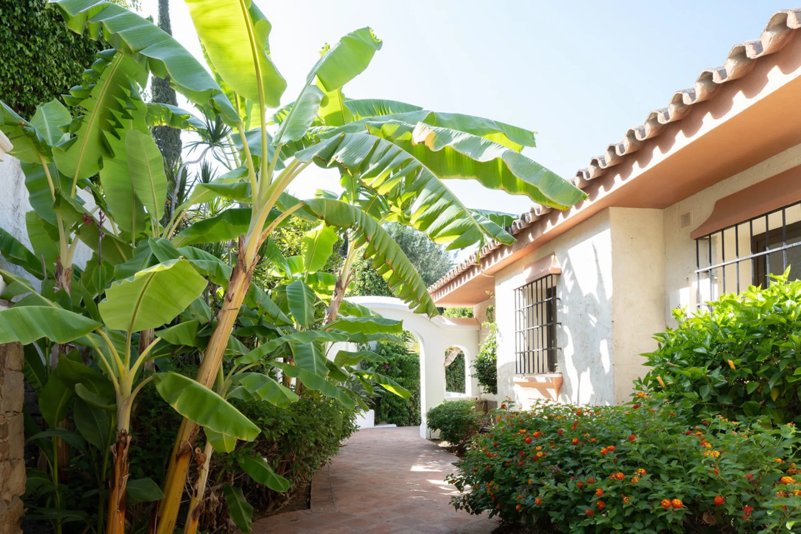 Set on an exceptional 2,275 m² double plot, this impressive villa in El Rosario, Marbella offers a rare combination of space, privacy, and breathtaking views over the Mediterranean Sea and the iconic La Concha mountain. From sunrise to sunset, the scenery