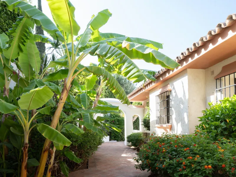 Set on an exceptional 2,275 m² double plot, this impressive villa in El Rosario, Marbella offers a rare combination of space, privacy, and breathtaking views over the Mediterranean Sea and the iconic La Concha mountain. From sunrise to sunset, the scenery