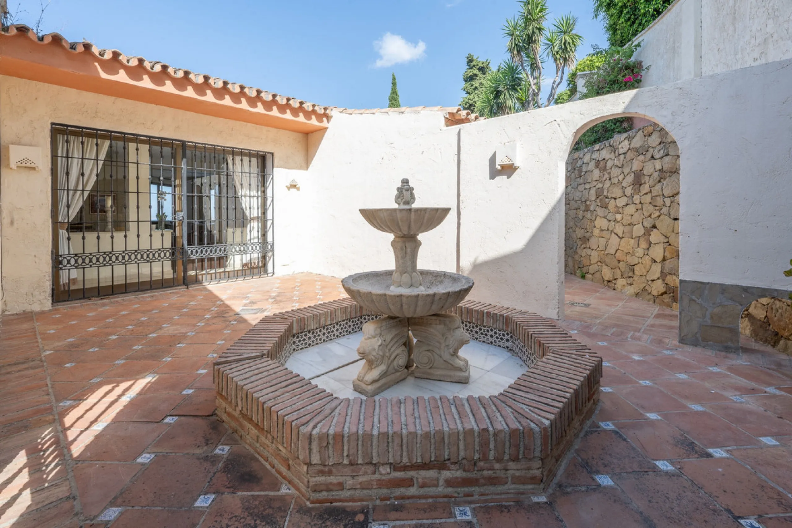 Set on an exceptional 2,275 m² double plot, this impressive villa in El Rosario, Marbella offers a rare combination of space, privacy, and breathtaking views over the Mediterranean Sea and the iconic La Concha mountain. From sunrise to sunset, the scenery
