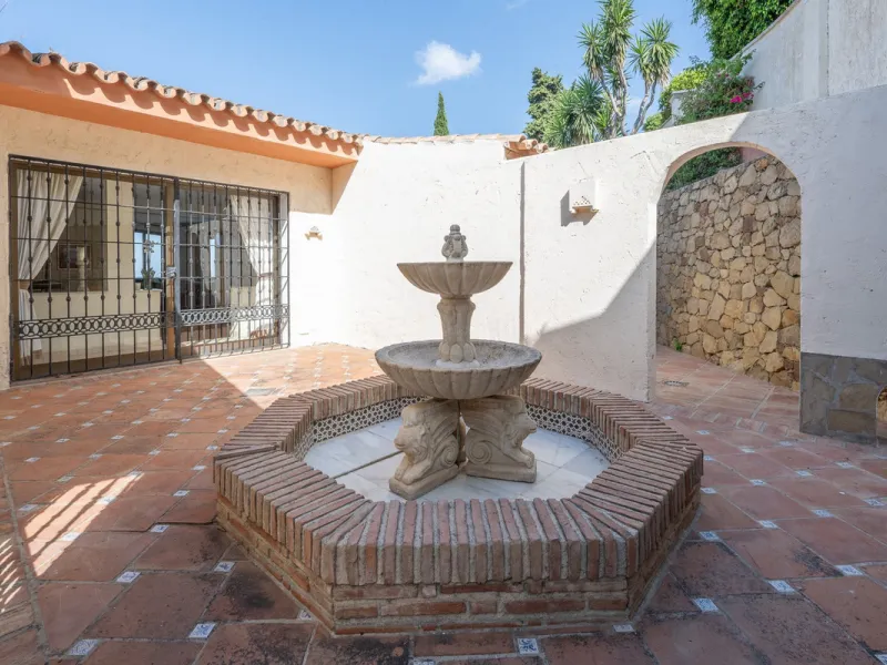Set on an exceptional 2,275 m² double plot, this impressive villa in El Rosario, Marbella offers a rare combination of space, privacy, and breathtaking views over the Mediterranean Sea and the iconic La Concha mountain. From sunrise to sunset, the scenery