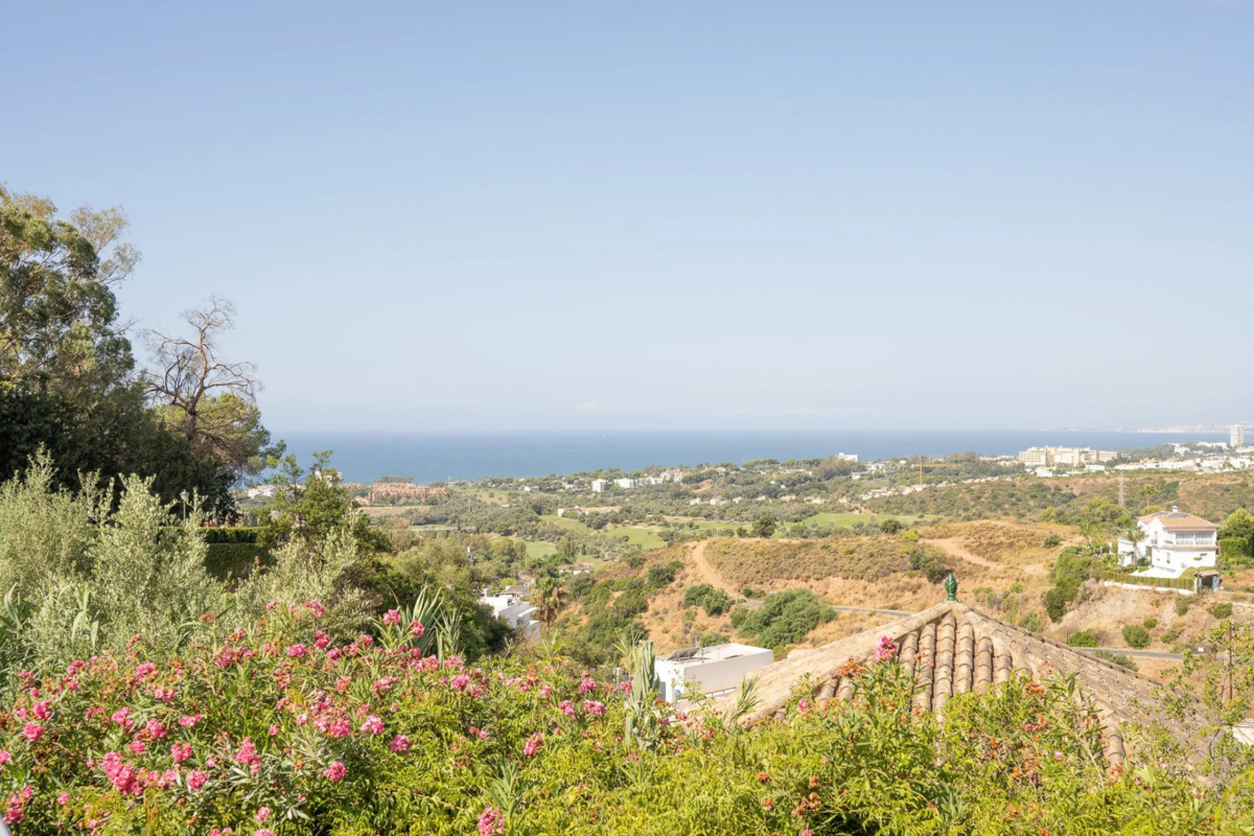 Set on an exceptional 2,275 m² double plot, this impressive villa in El Rosario, Marbella offers a rare combination of space, privacy, and breathtaking views over the Mediterranean Sea and the iconic La Concha mountain. From sunrise to sunset, the scenery
