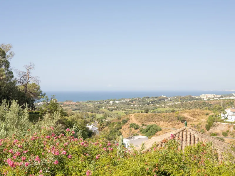 Set on an exceptional 2,275 m² double plot, this impressive villa in El Rosario, Marbella offers a rare combination of space, privacy, and breathtaking views over the Mediterranean Sea and the iconic La Concha mountain. From sunrise to sunset, the scenery