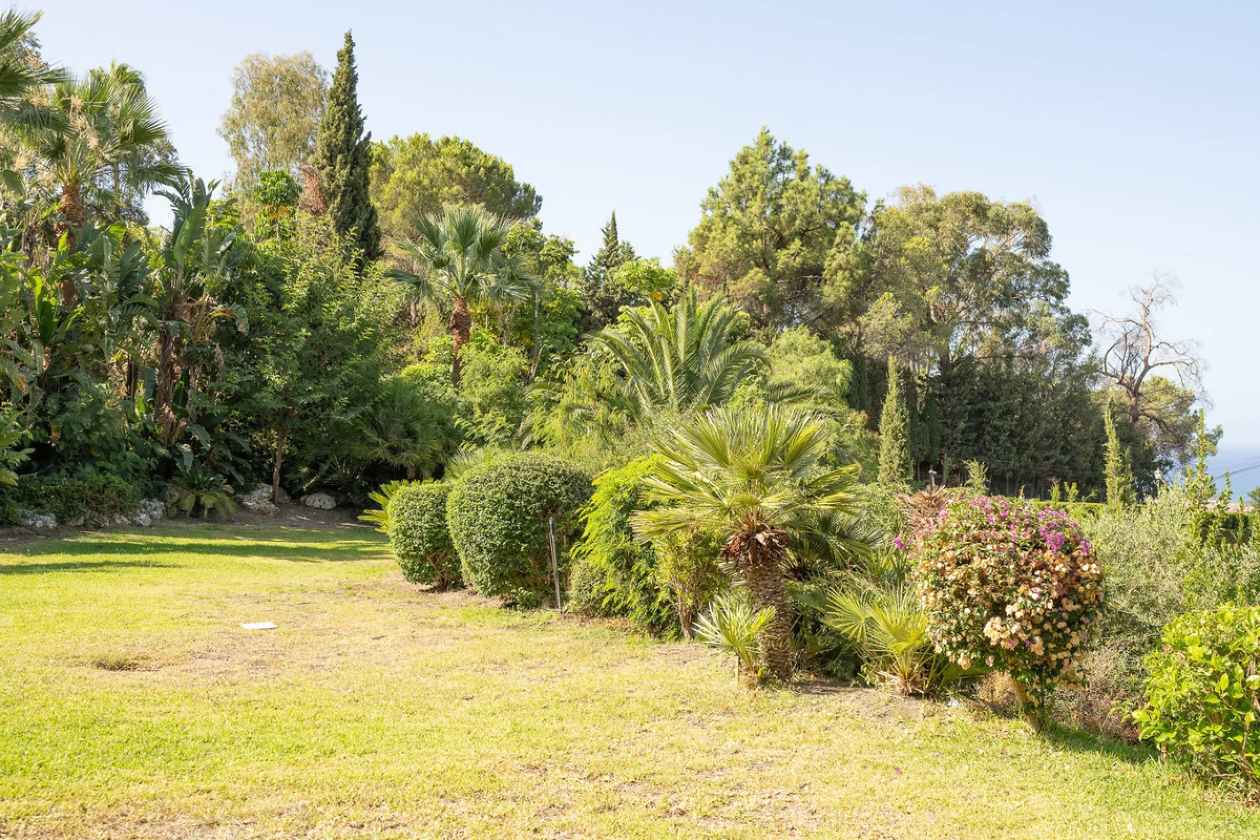 Set on an exceptional 2,275 m² double plot, this impressive villa in El Rosario, Marbella offers a rare combination of space, privacy, and breathtaking views over the Mediterranean Sea and the iconic La Concha mountain. From sunrise to sunset, the scenery