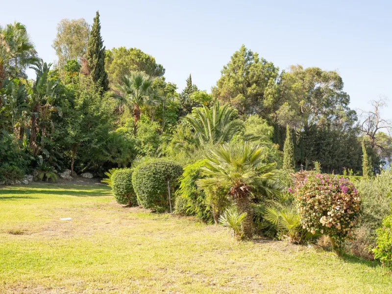 Set on an exceptional 2,275 m² double plot, this impressive villa in El Rosario, Marbella offers a rare combination of space, privacy, and breathtaking views over the Mediterranean Sea and the iconic La Concha mountain. From sunrise to sunset, the scenery