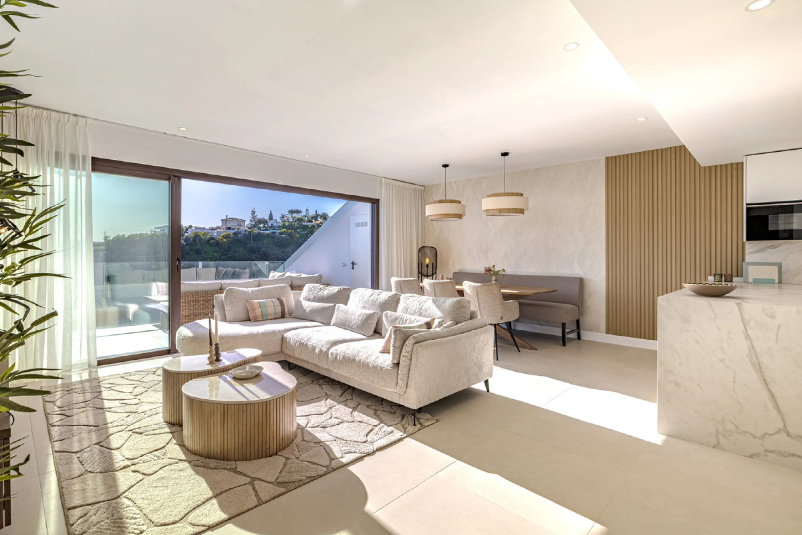 Discover this exceptional southwest-facing penthouse in the exclusive Lomas del Higuerón, one of the most prestigious residential enclaves on the Costa del Sol, renowned for its privacy, security, and elevated lifestyle.