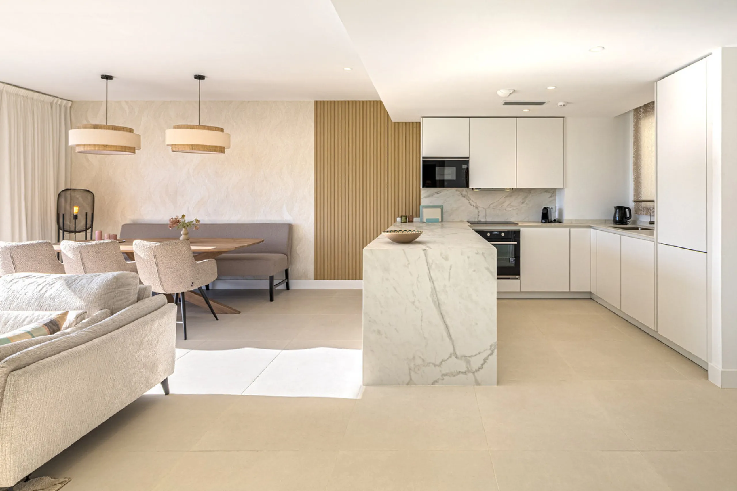 Discover this exceptional southwest-facing penthouse in the exclusive Lomas del Higuerón, one of the most prestigious residential enclaves on the Costa del Sol, renowned for its privacy, security, and elevated lifestyle.