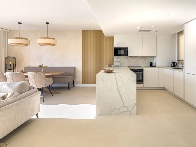 Discover this exceptional southwest-facing penthouse in the exclusive Lomas del Higuerón, one of the most prestigious residential enclaves on the Costa del Sol, renowned for its privacy, security, and elevated lifestyle.