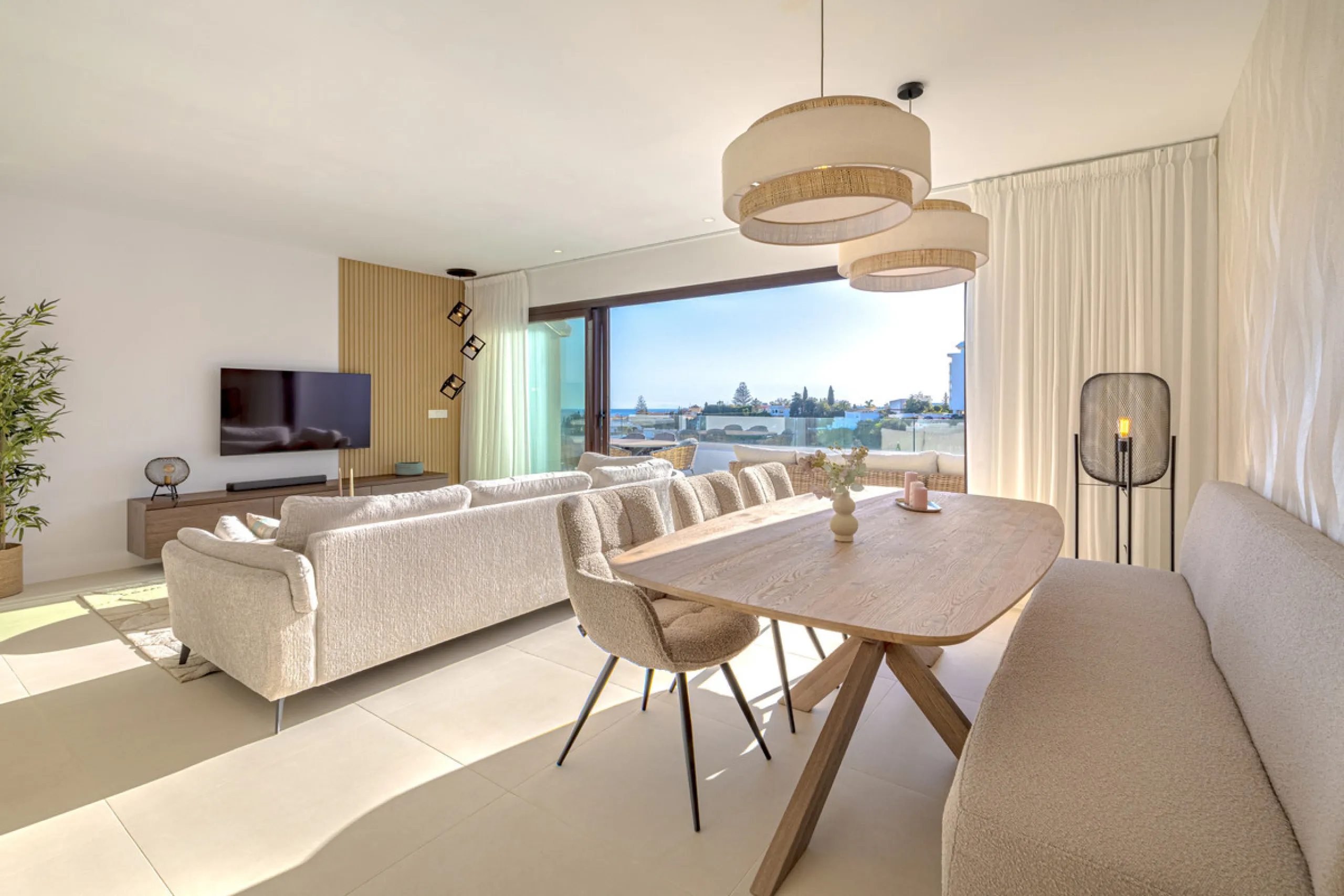 Discover this exceptional southwest-facing penthouse in the exclusive Lomas del Higuerón, one of the most prestigious residential enclaves on the Costa del Sol, renowned for its privacy, security, and elevated lifestyle.