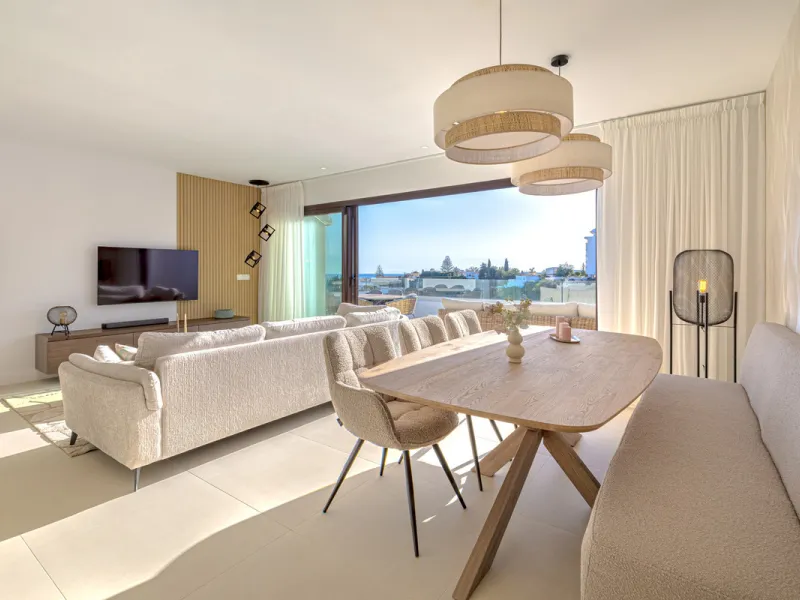 Discover this exceptional southwest-facing penthouse in the exclusive Lomas del Higuerón, one of the most prestigious residential enclaves on the Costa del Sol, renowned for its privacy, security, and elevated lifestyle.