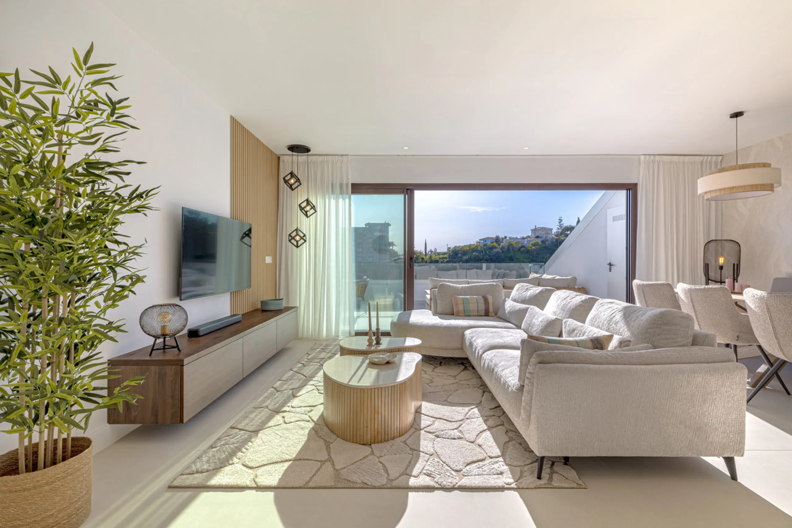 Discover this exceptional southwest-facing penthouse in the exclusive Lomas del Higuerón, one of the most prestigious residential enclaves on the Costa del Sol, renowned for its privacy, security, and elevated lifestyle.