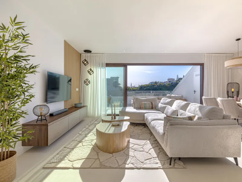 Discover this exceptional southwest-facing penthouse in the exclusive Lomas del Higuerón, one of the most prestigious residential enclaves on the Costa del Sol, renowned for its privacy, security, and elevated lifestyle.