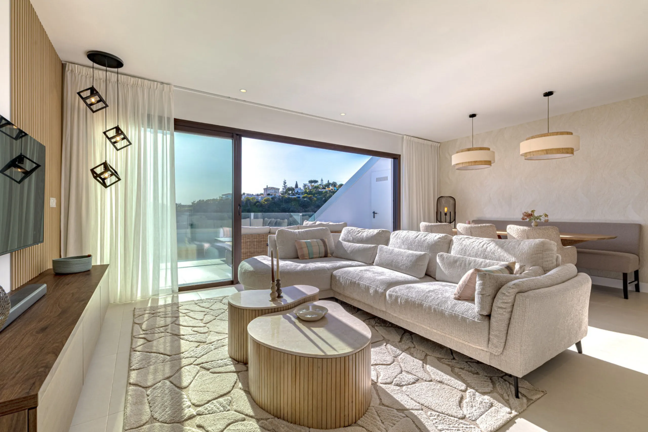 Discover this exceptional southwest-facing penthouse in the exclusive Lomas del Higuerón, one of the most prestigious residential enclaves on the Costa del Sol, renowned for its privacy, security, and elevated lifestyle.