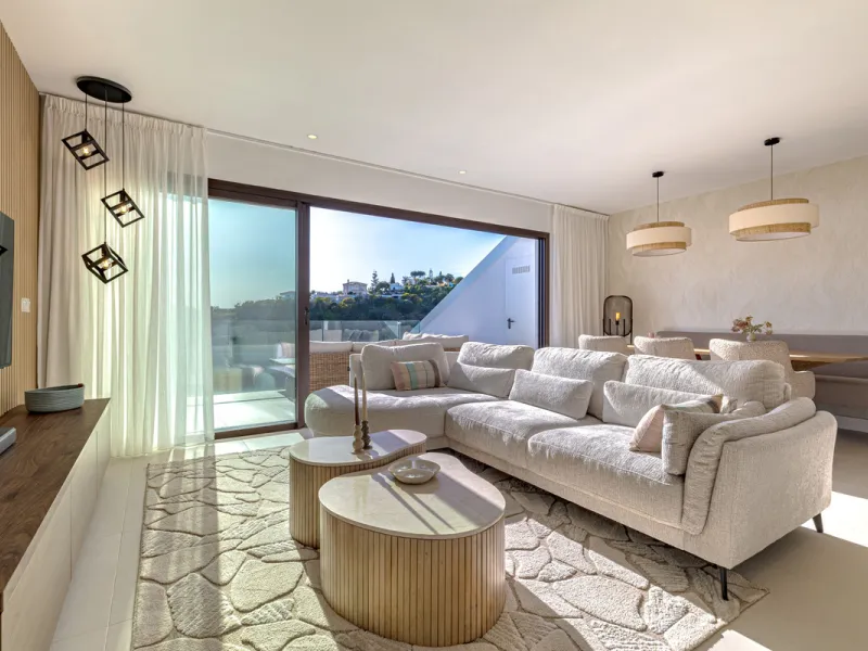 Discover this exceptional southwest-facing penthouse in the exclusive Lomas del Higuerón, one of the most prestigious residential enclaves on the Costa del Sol, renowned for its privacy, security, and elevated lifestyle.