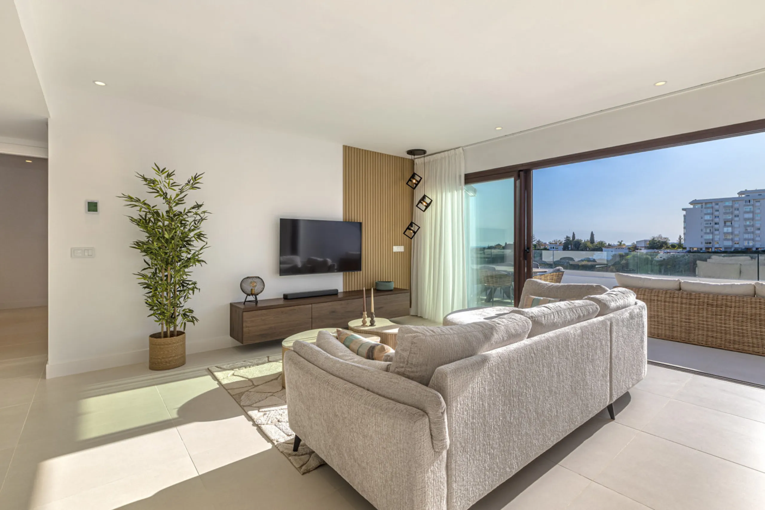 Discover this exceptional southwest-facing penthouse in the exclusive Lomas del Higuerón, one of the most prestigious residential enclaves on the Costa del Sol, renowned for its privacy, security, and elevated lifestyle.