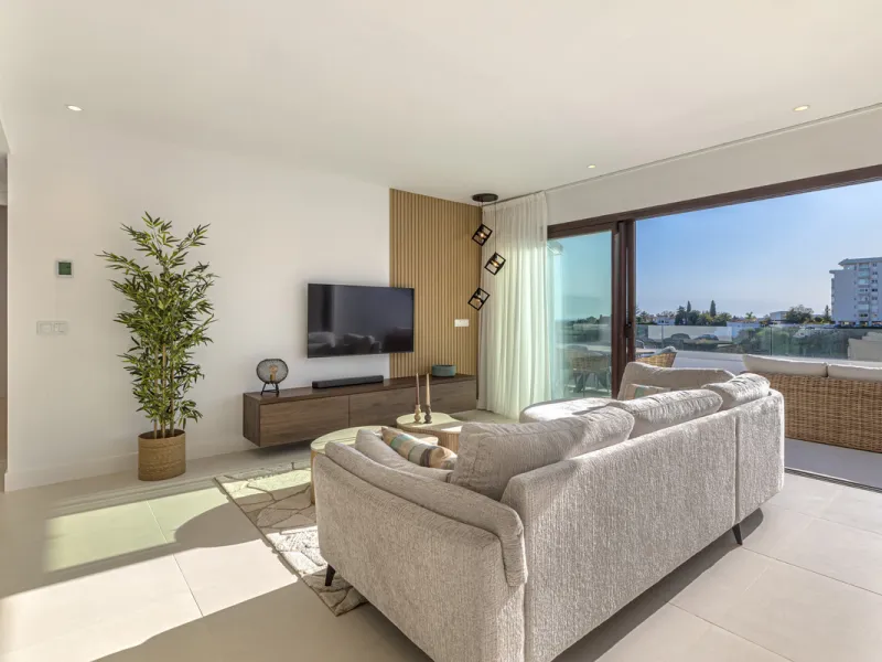 Discover this exceptional southwest-facing penthouse in the exclusive Lomas del Higuerón, one of the most prestigious residential enclaves on the Costa del Sol, renowned for its privacy, security, and elevated lifestyle.