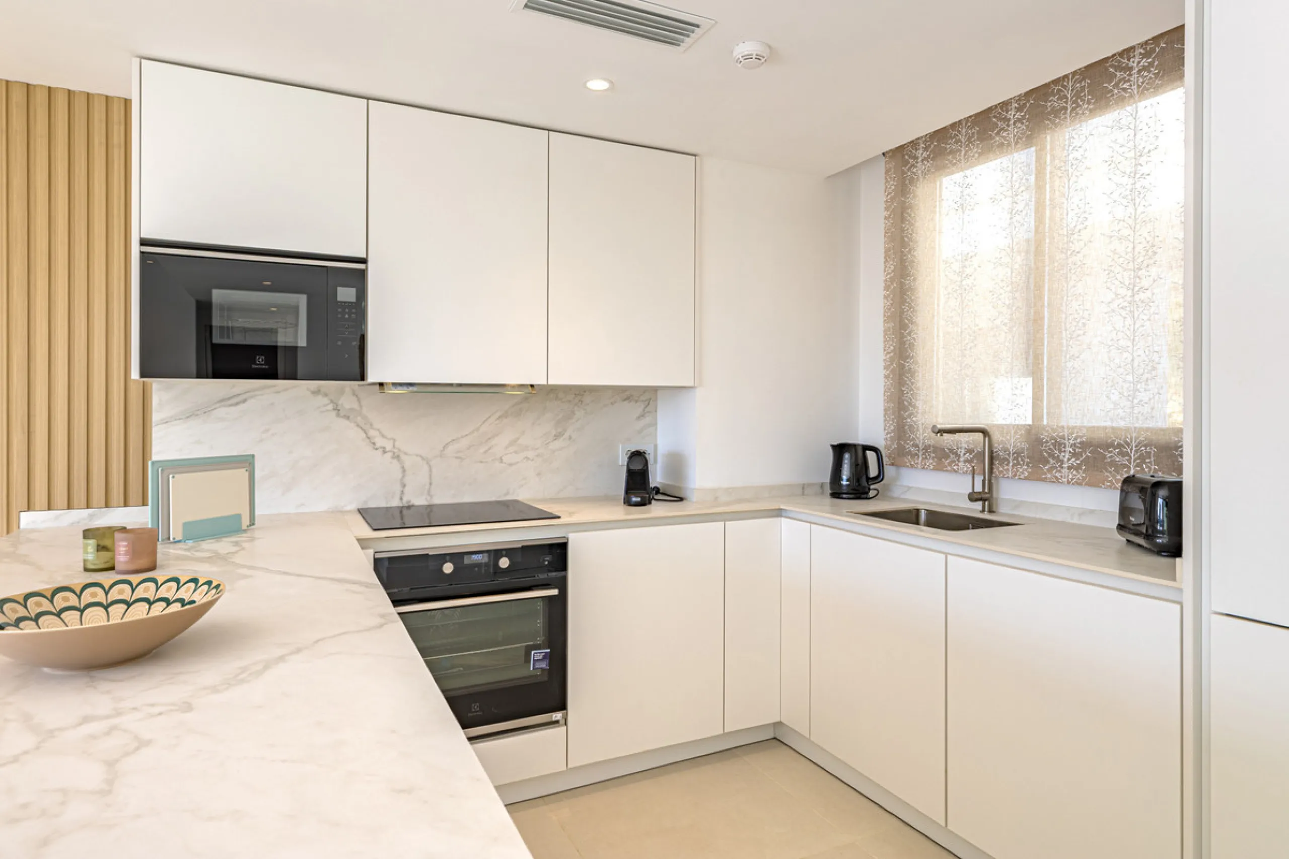 Discover this exceptional southwest-facing penthouse in the exclusive Lomas del Higuerón, one of the most prestigious residential enclaves on the Costa del Sol, renowned for its privacy, security, and elevated lifestyle.