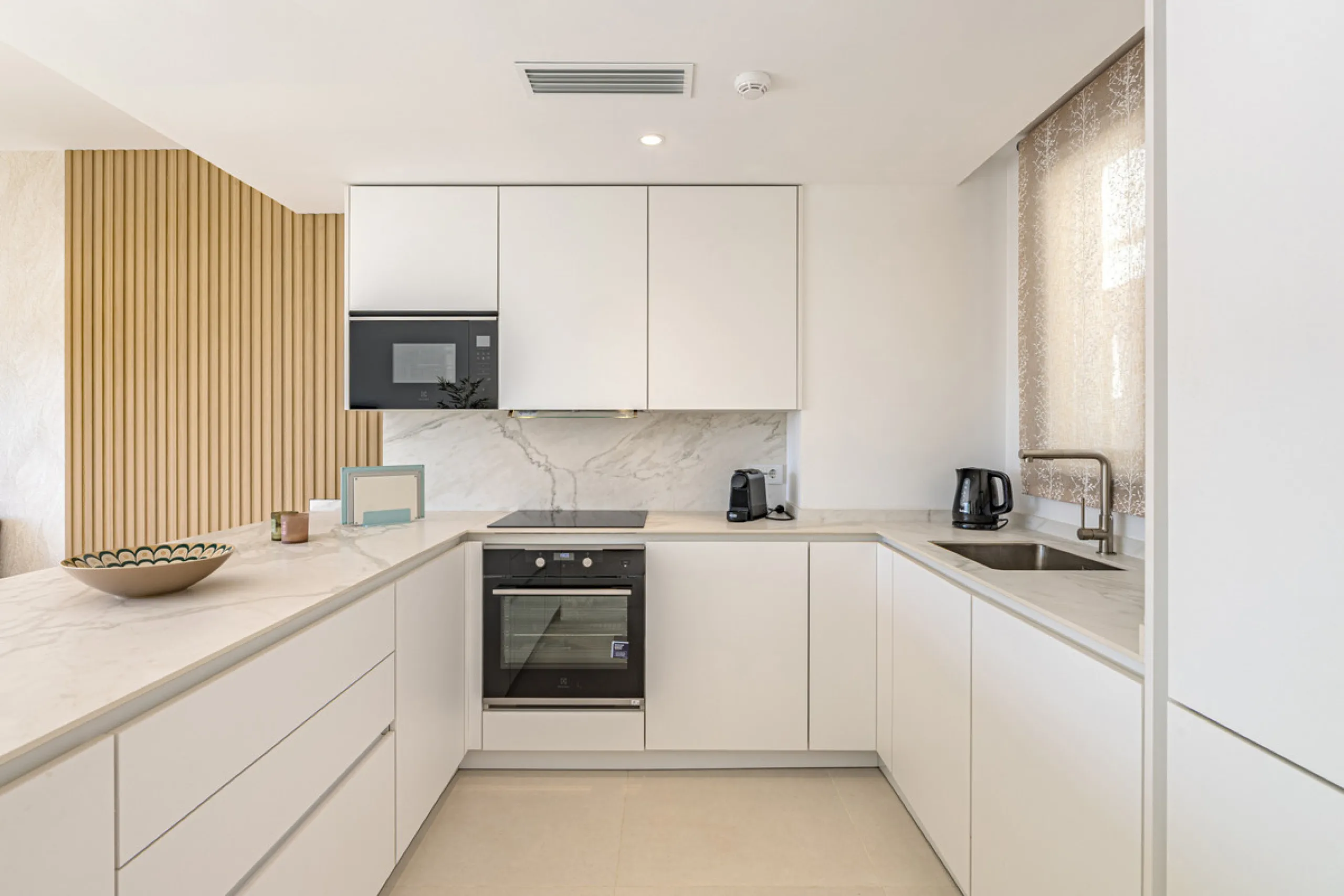 Discover this exceptional southwest-facing penthouse in the exclusive Lomas del Higuerón, one of the most prestigious residential enclaves on the Costa del Sol, renowned for its privacy, security, and elevated lifestyle.