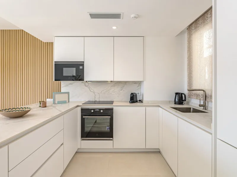 Discover this exceptional southwest-facing penthouse in the exclusive Lomas del Higuerón, one of the most prestigious residential enclaves on the Costa del Sol, renowned for its privacy, security, and elevated lifestyle.