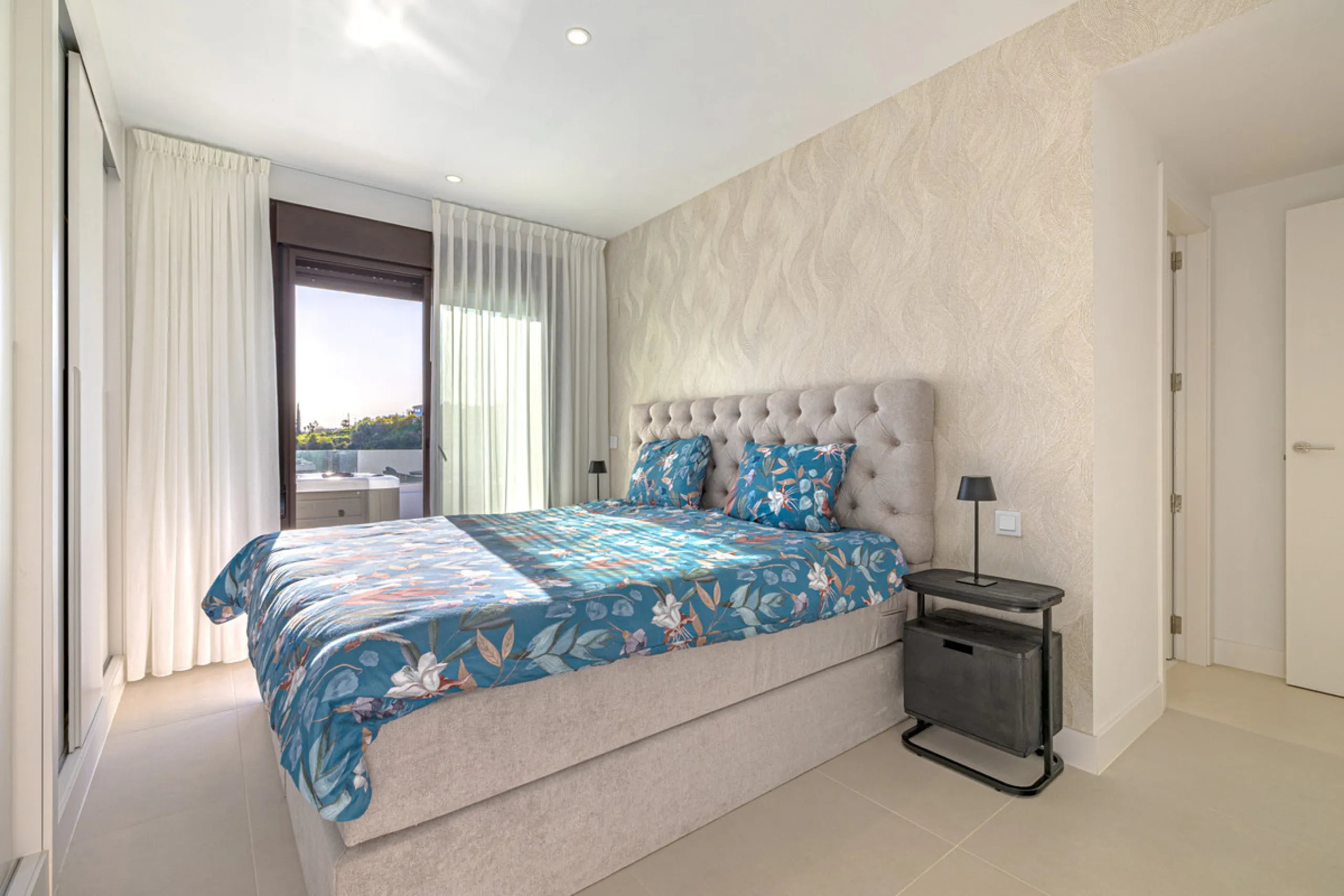 Discover this exceptional southwest-facing penthouse in the exclusive Lomas del Higuerón, one of the most prestigious residential enclaves on the Costa del Sol, renowned for its privacy, security, and elevated lifestyle.