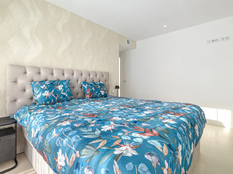 Discover this exceptional southwest-facing penthouse in the exclusive Lomas del Higuerón, one of the most prestigious residential enclaves on the Costa del Sol, renowned for its privacy, security, and elevated lifestyle.