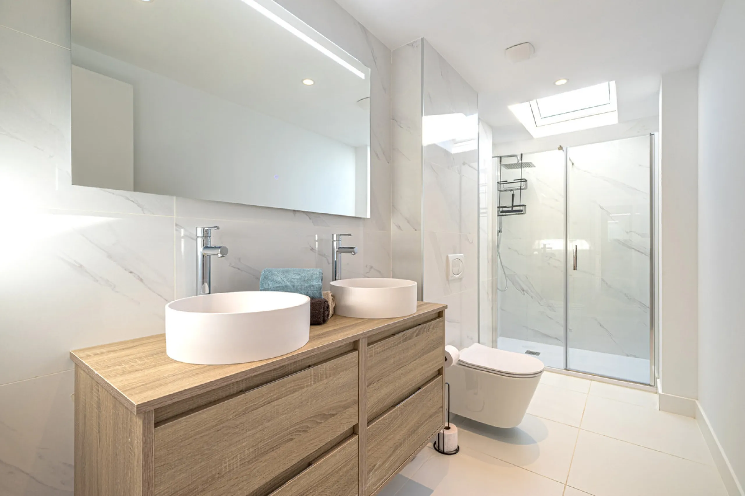 Discover this exceptional southwest-facing penthouse in the exclusive Lomas del Higuerón, one of the most prestigious residential enclaves on the Costa del Sol, renowned for its privacy, security, and elevated lifestyle.