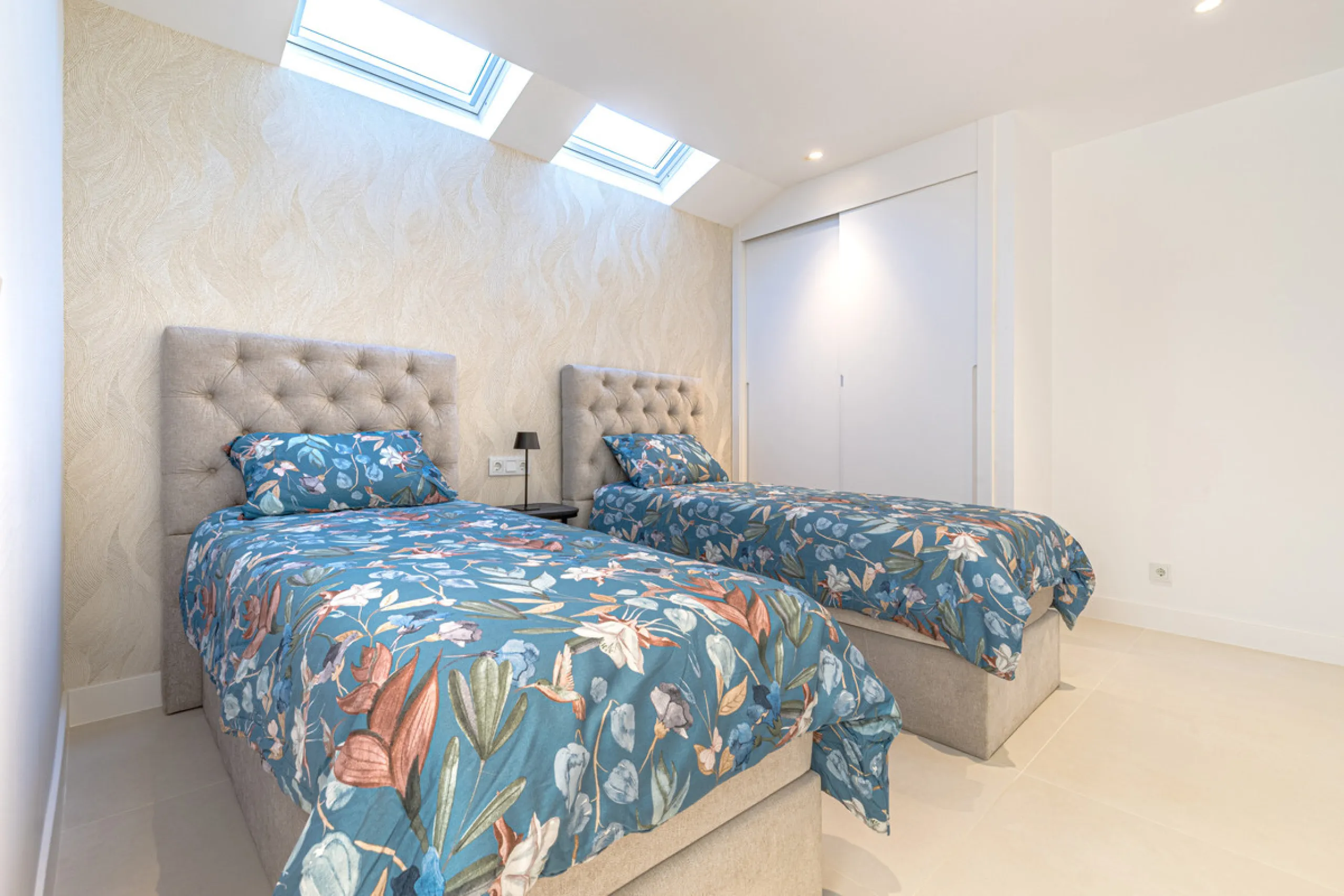 Discover this exceptional southwest-facing penthouse in the exclusive Lomas del Higuerón, one of the most prestigious residential enclaves on the Costa del Sol, renowned for its privacy, security, and elevated lifestyle.