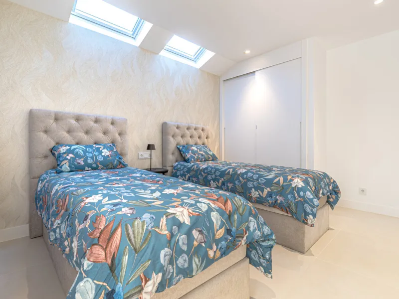 Discover this exceptional southwest-facing penthouse in the exclusive Lomas del Higuerón, one of the most prestigious residential enclaves on the Costa del Sol, renowned for its privacy, security, and elevated lifestyle.