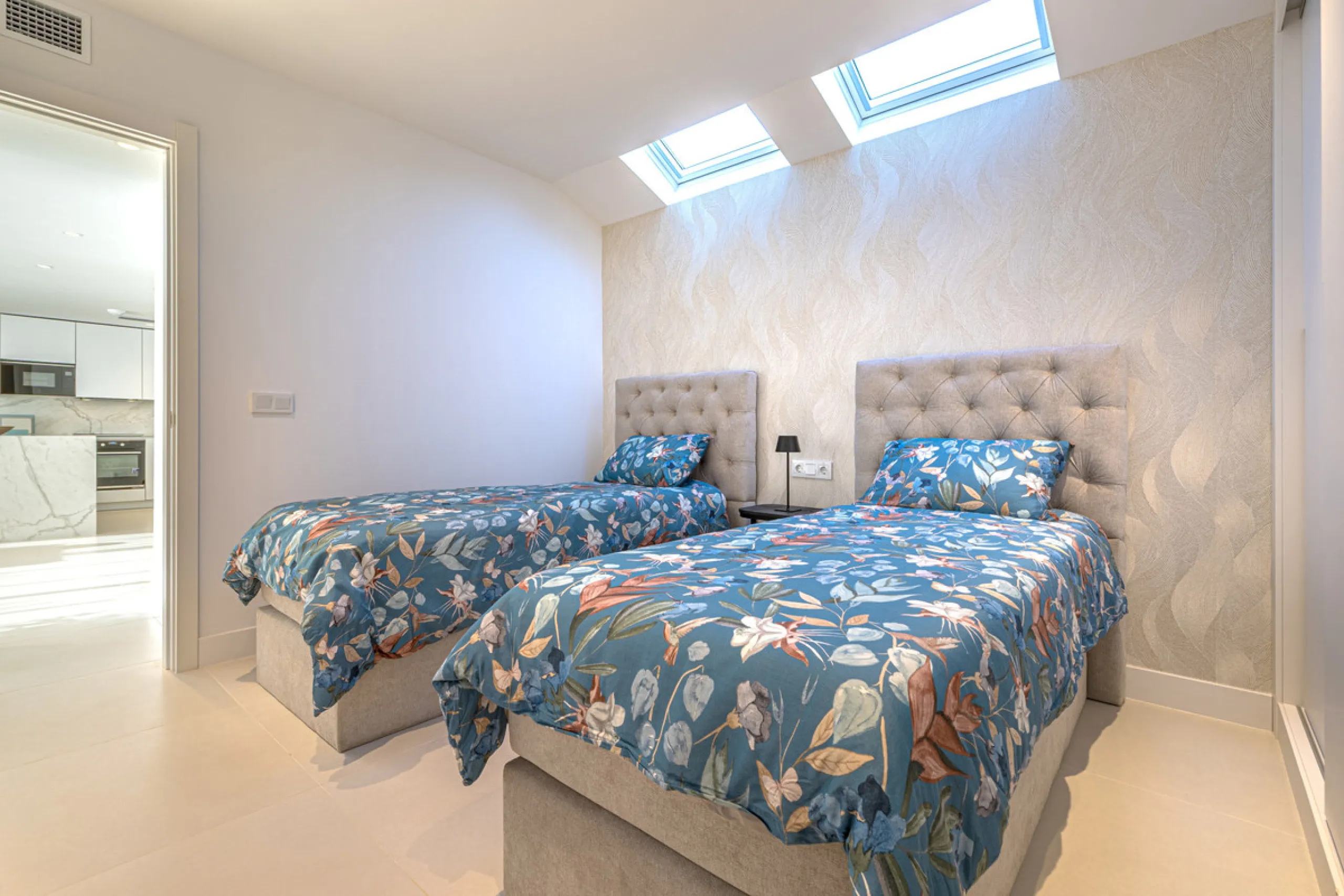 Discover this exceptional southwest-facing penthouse in the exclusive Lomas del Higuerón, one of the most prestigious residential enclaves on the Costa del Sol, renowned for its privacy, security, and elevated lifestyle.