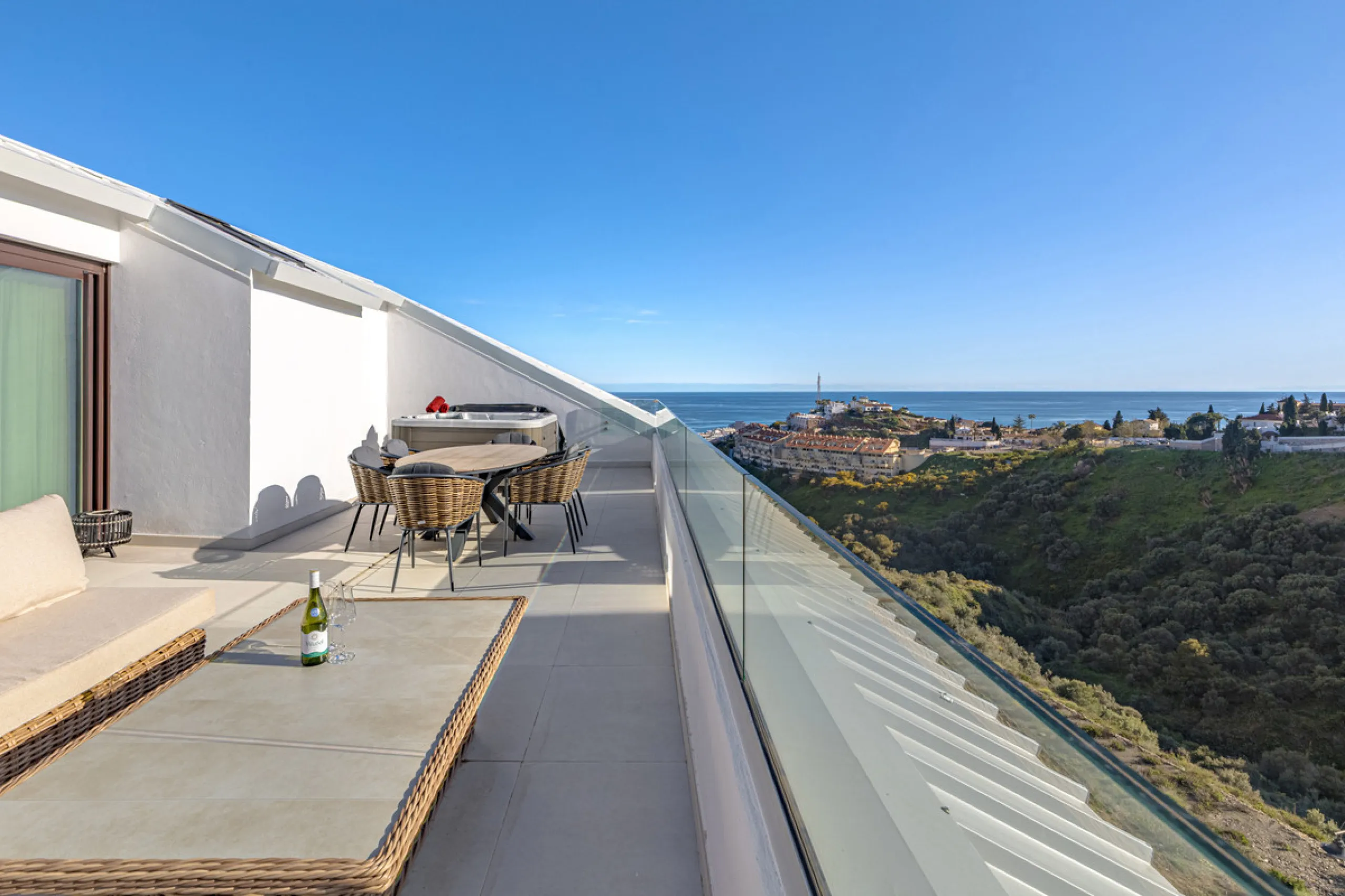 Discover this exceptional southwest-facing penthouse in the exclusive Lomas del Higuerón, one of the most prestigious residential enclaves on the Costa del Sol, renowned for its privacy, security, and elevated lifestyle.