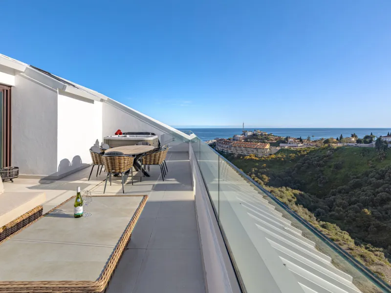Discover this exceptional southwest-facing penthouse in the exclusive Lomas del Higuerón, one of the most prestigious residential enclaves on the Costa del Sol, renowned for its privacy, security, and elevated lifestyle.