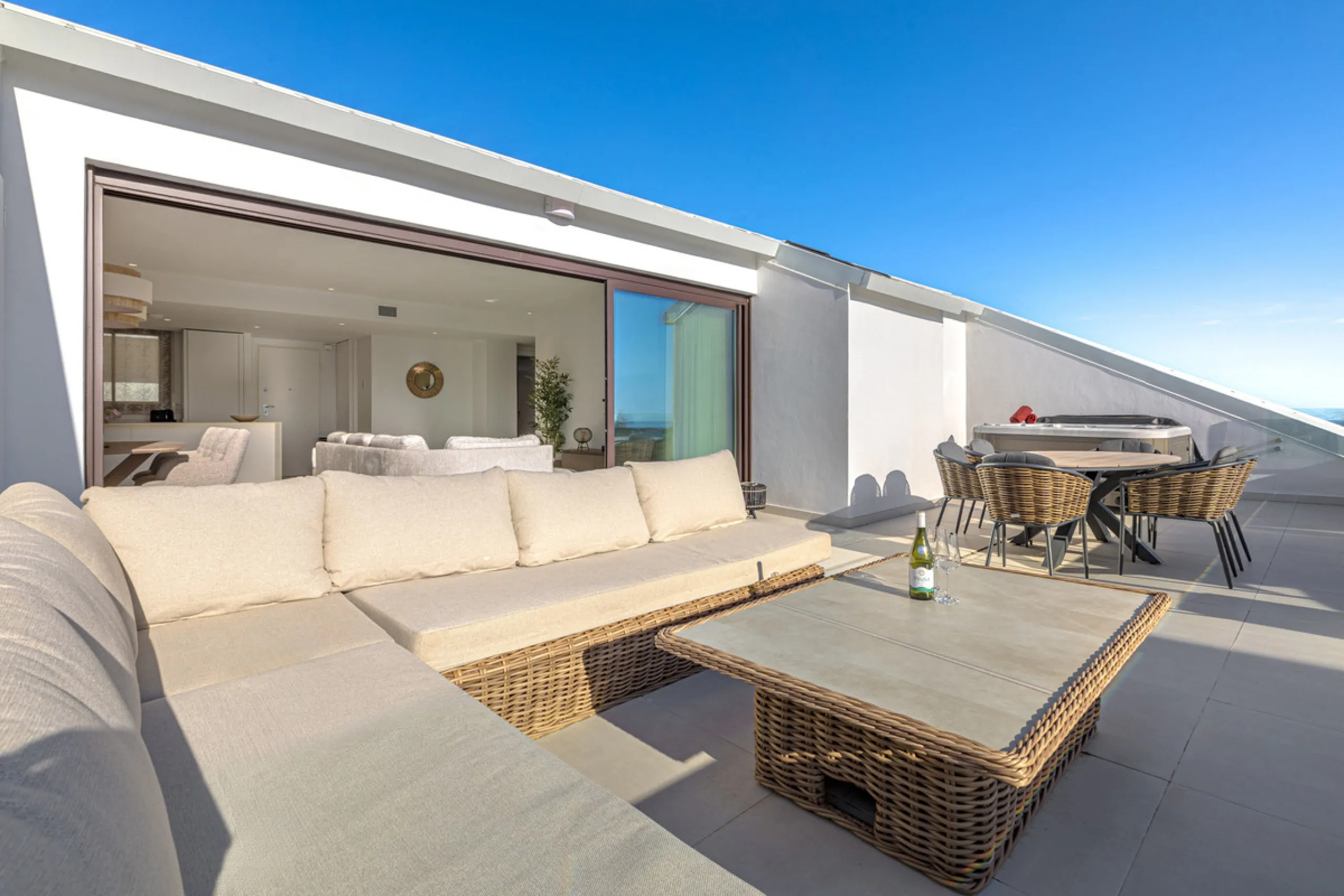 Discover this exceptional southwest-facing penthouse in the exclusive Lomas del Higuerón, one of the most prestigious residential enclaves on the Costa del Sol, renowned for its privacy, security, and elevated lifestyle.