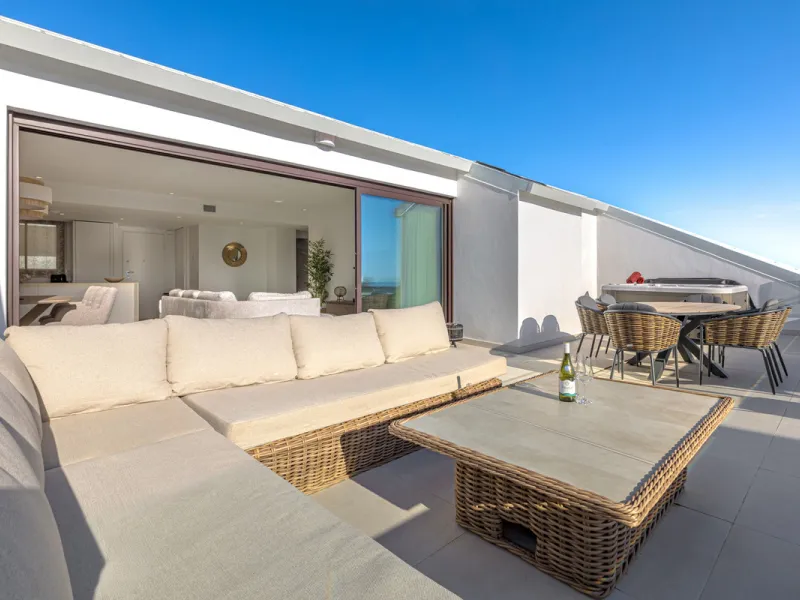Discover this exceptional southwest-facing penthouse in the exclusive Lomas del Higuerón, one of the most prestigious residential enclaves on the Costa del Sol, renowned for its privacy, security, and elevated lifestyle.