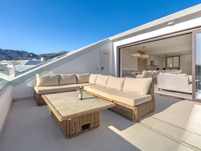 Discover this exceptional southwest-facing penthouse in the exclusive Lomas del Higuerón, one of the most prestigious residential enclaves on the Costa del Sol, renowned for its privacy, security, and elevated lifestyle.