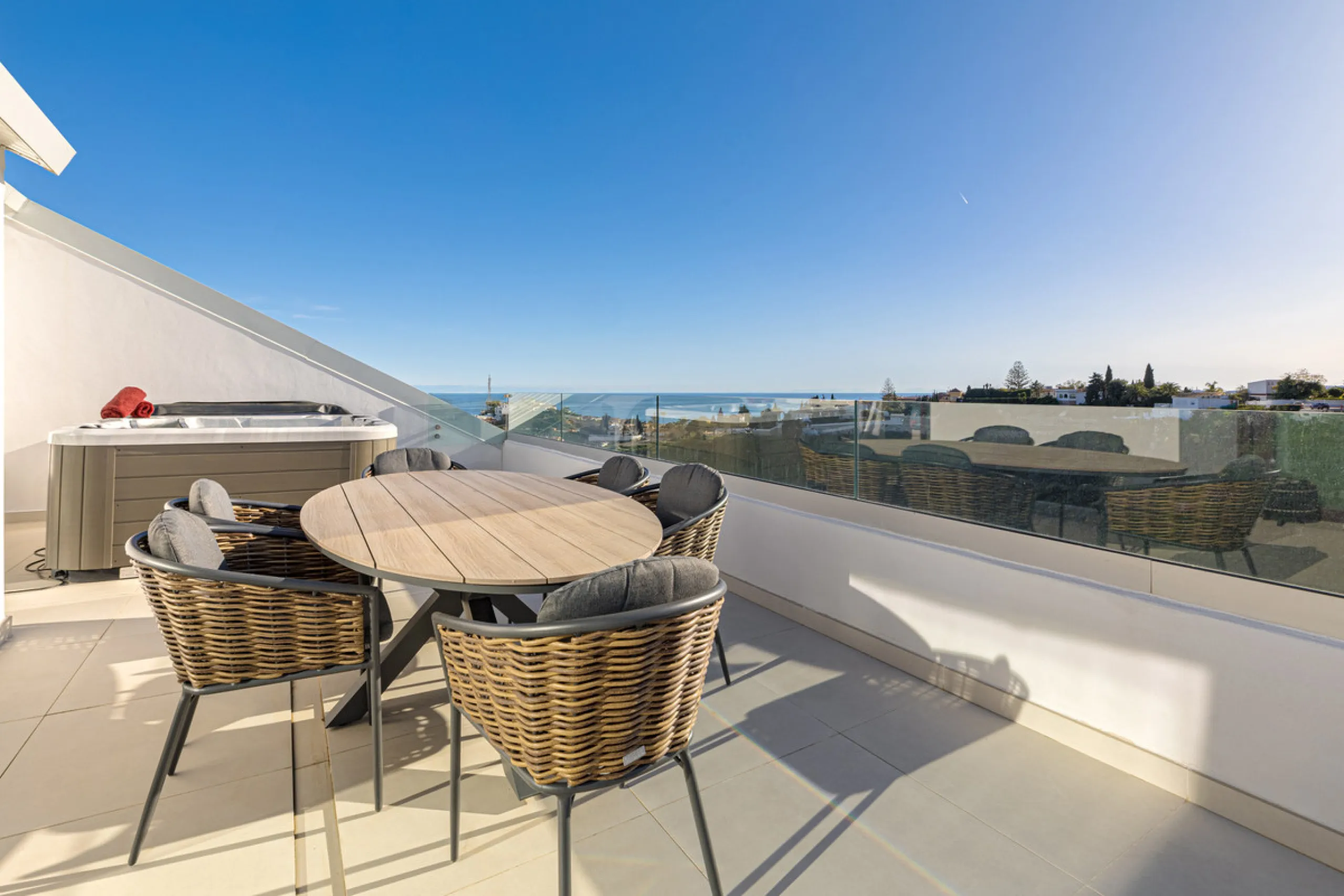 Discover this exceptional southwest-facing penthouse in the exclusive Lomas del Higuerón, one of the most prestigious residential enclaves on the Costa del Sol, renowned for its privacy, security, and elevated lifestyle.