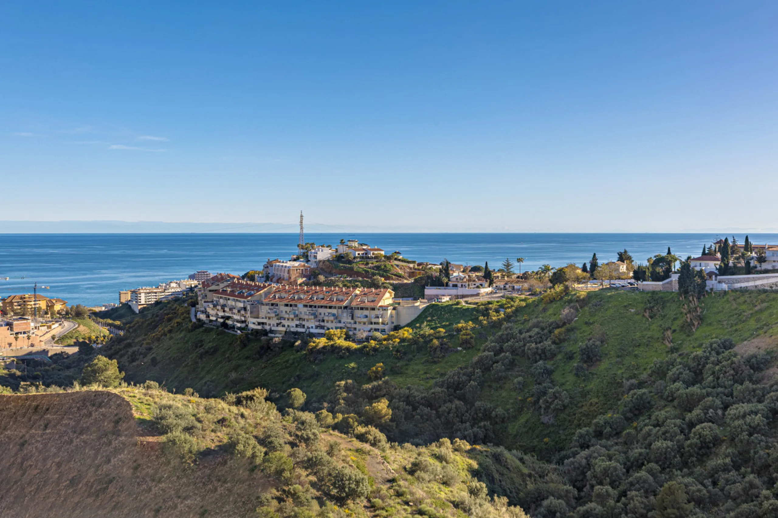 Discover this exceptional southwest-facing penthouse in the exclusive Lomas del Higuerón, one of the most prestigious residential enclaves on the Costa del Sol, renowned for its privacy, security, and elevated lifestyle.