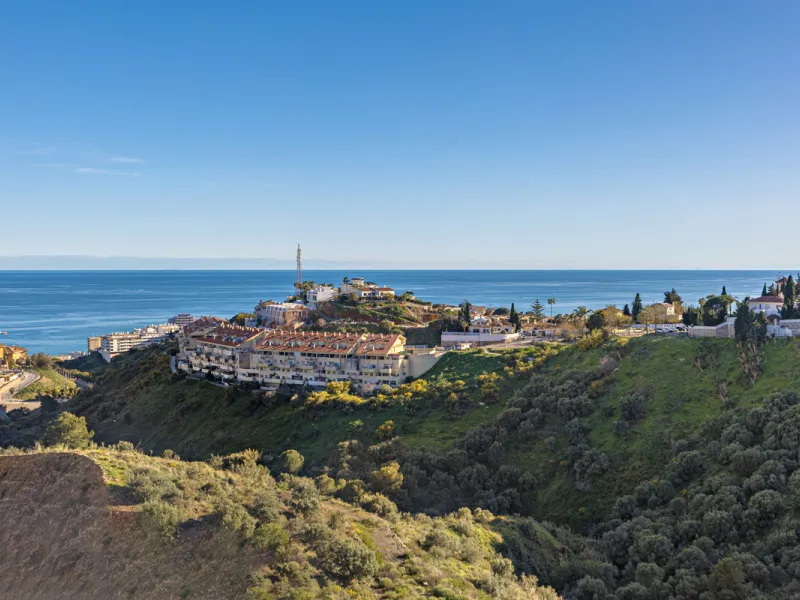 Discover this exceptional southwest-facing penthouse in the exclusive Lomas del Higuerón, one of the most prestigious residential enclaves on the Costa del Sol, renowned for its privacy, security, and elevated lifestyle.