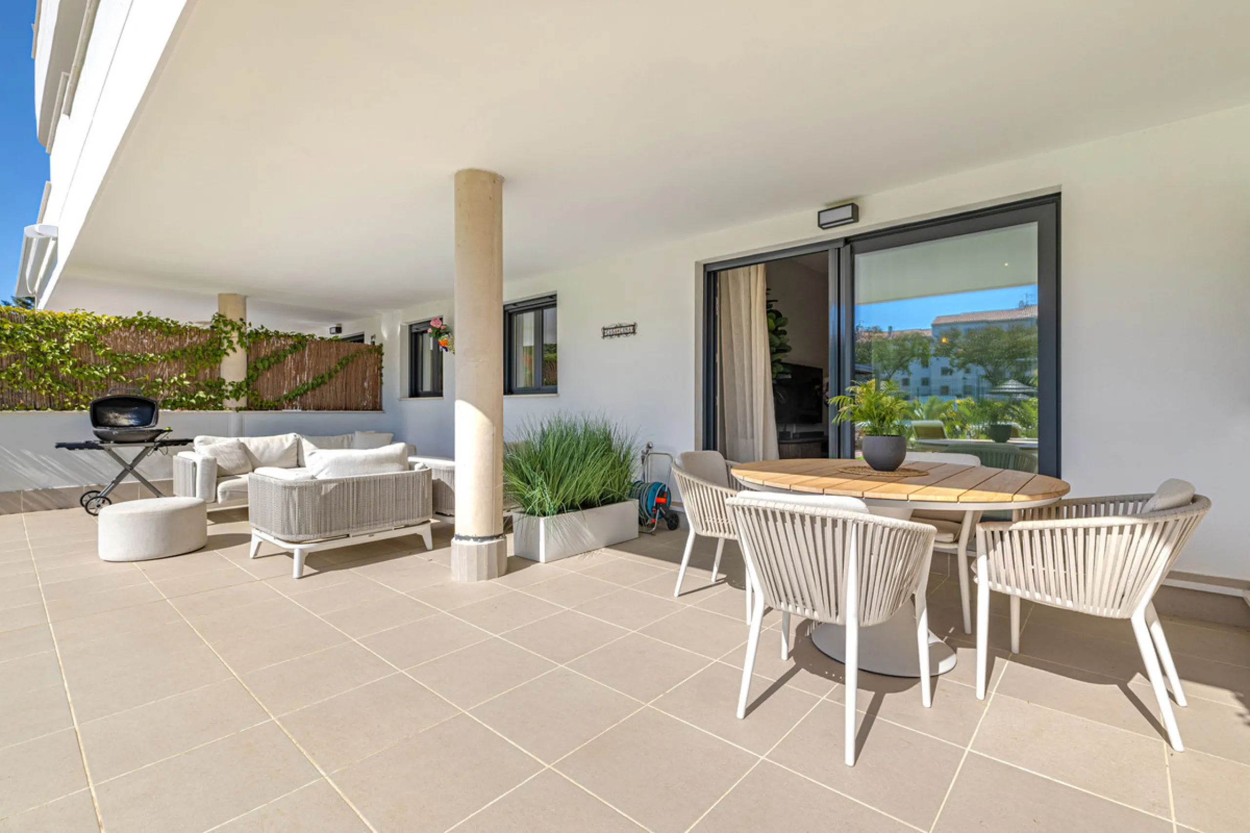 Apartment - Ground Floor Apartment в продаже в Estepona, Málaga. В доме 2 спален и 2 ванных комнат. Площадь дома 219 м²