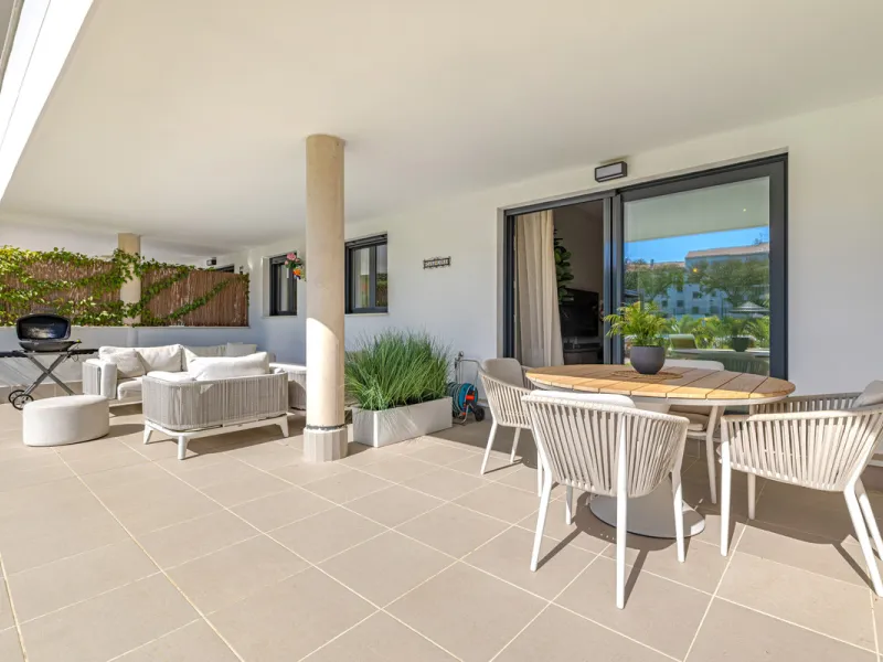 Apartment - Ground Floor Apartment в продаже в Estepona, Málaga. В доме 2 спален и 2 ванных комнат. Площадь дома 219 м²