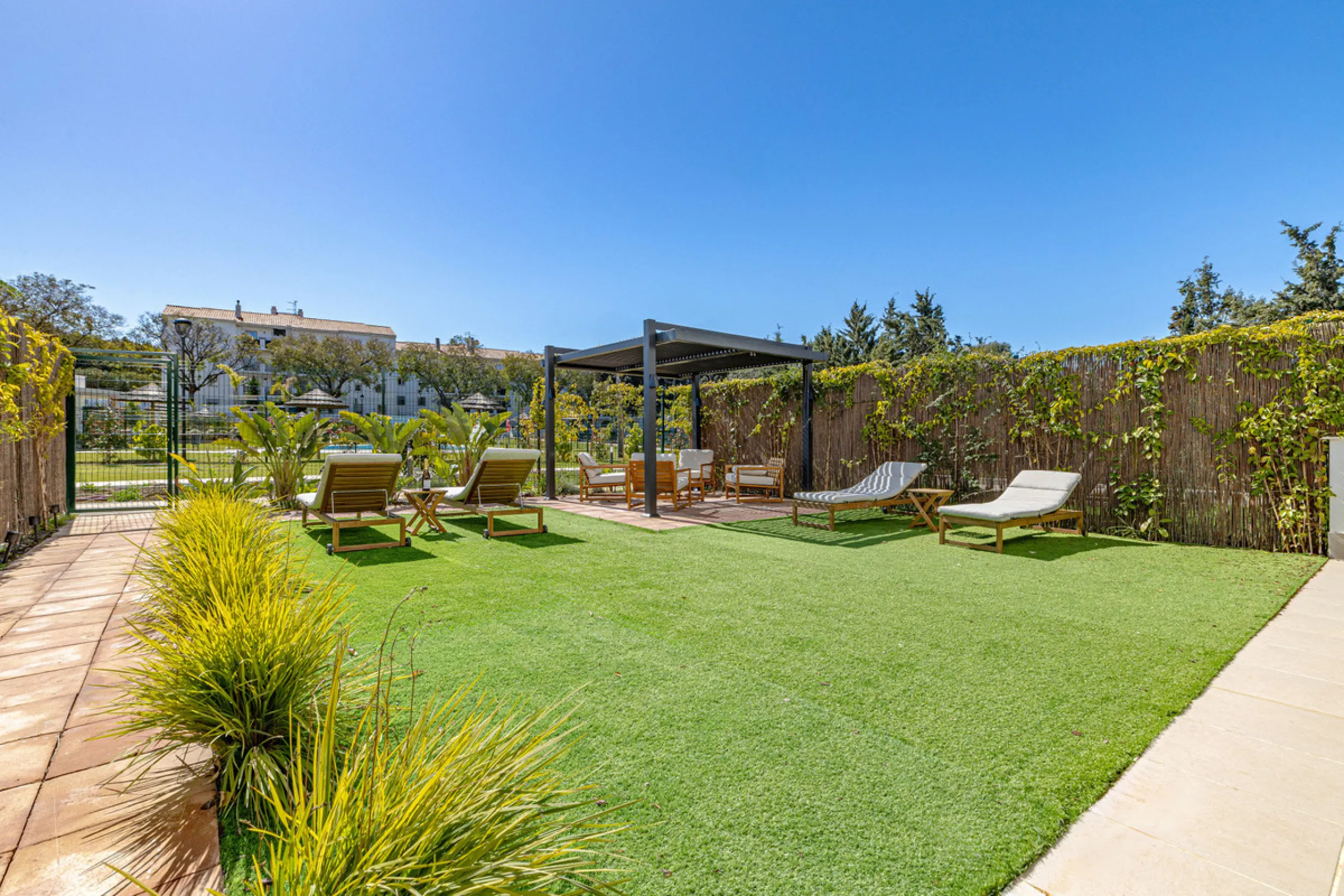 Apartment - Ground Floor Apartment в продаже в Estepona, Málaga. В доме 2 спален и 2 ванных комнат. Площадь дома 219 м²