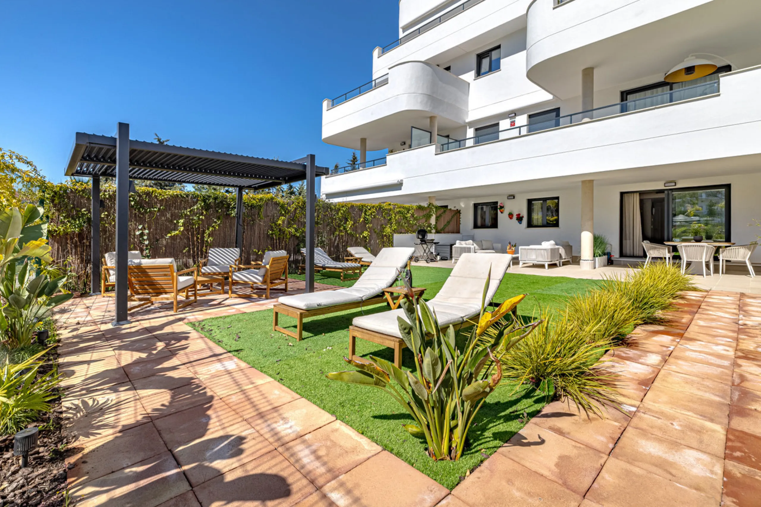 Apartment - Ground Floor Apartment в продаже в Estepona, Málaga. В доме 2 спален и 2 ванных комнат. Площадь дома 219 м²