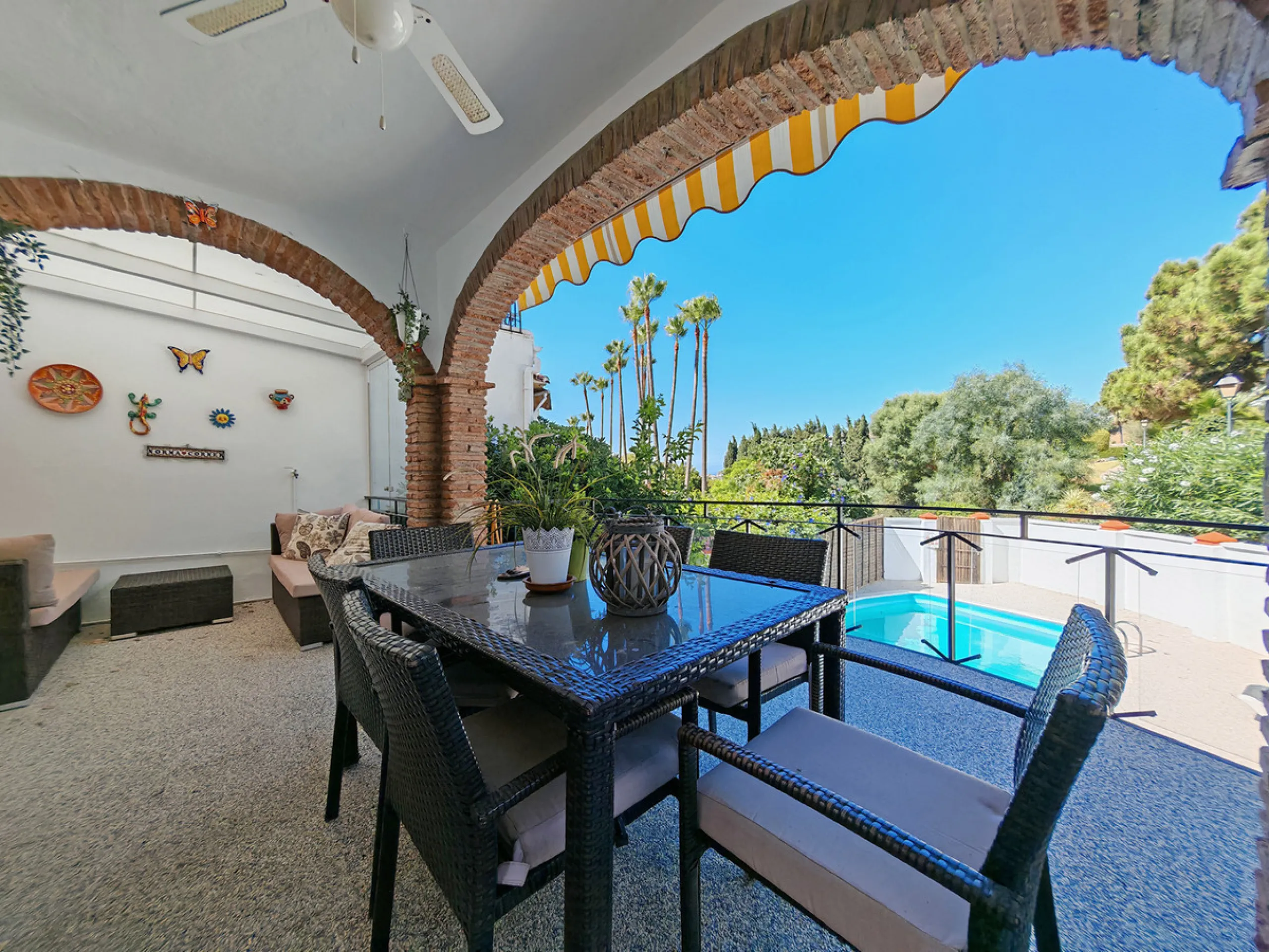 Town House for sale in , Mijas Costa with 5 bedrooms, 4 bathrooms and with orientation south/west, with private swimming pool, private garage (2 parking spaces) and private garden. Regarding property dimensions, it has 210 m² built and 140 m² terrace. Has