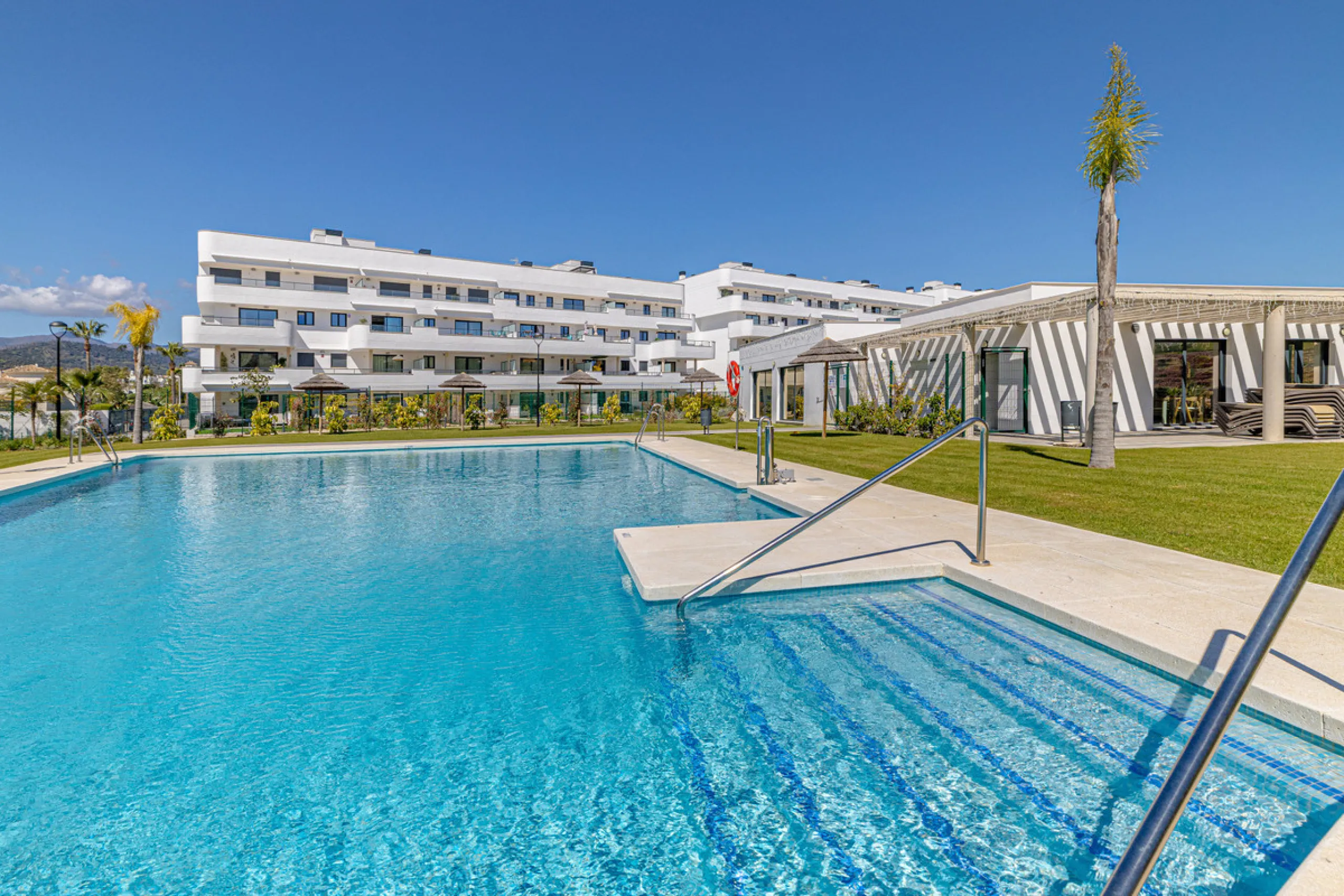 Apartment - Ground Floor Apartment в продаже в Estepona, Málaga. В доме 2 спален и 2 ванных комнат. Площадь дома 219 м²