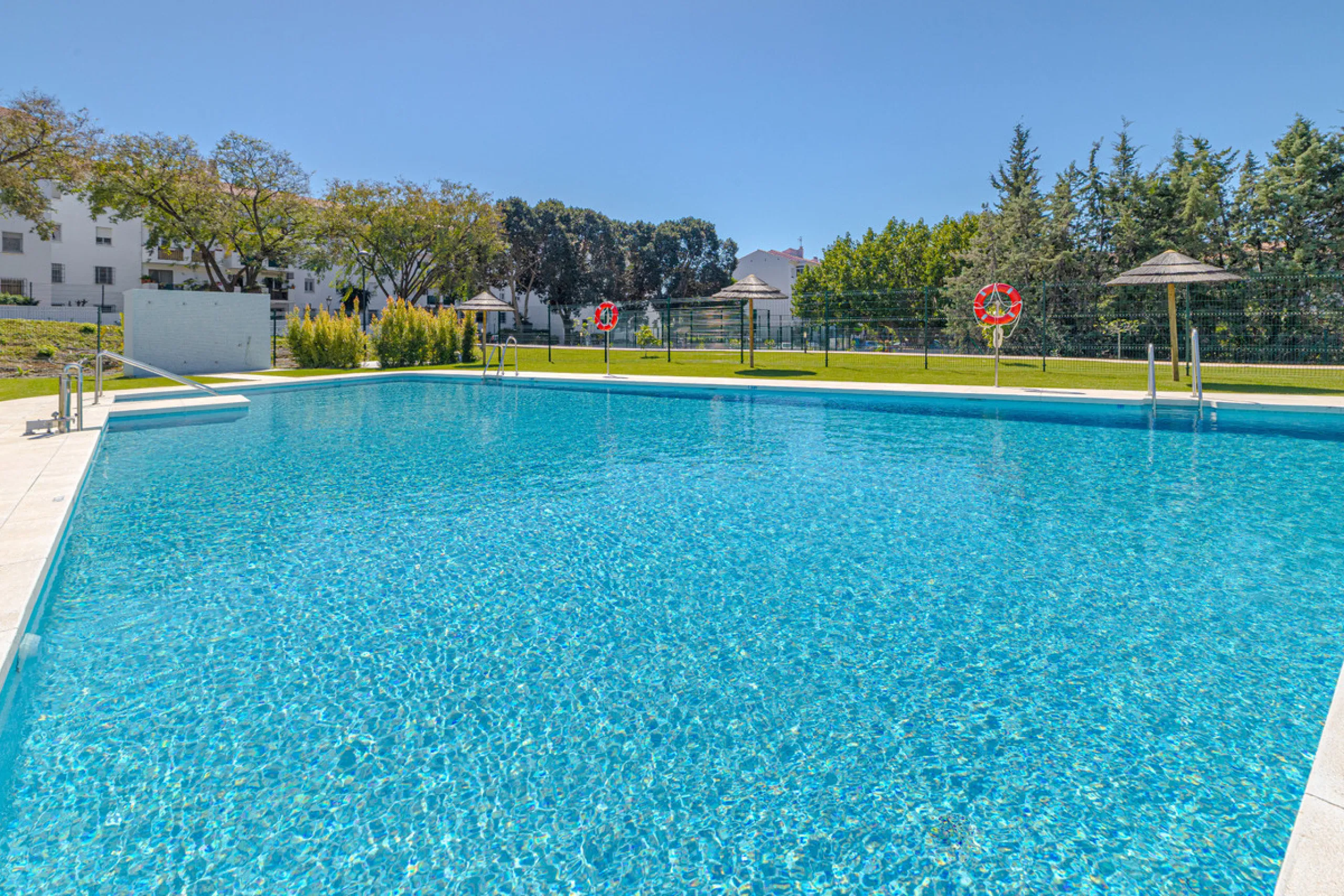 Apartment - Ground Floor Apartment в продаже в Estepona, Málaga. В доме 2 спален и 2 ванных комнат. Площадь дома 219 м²
