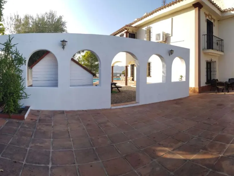 3256-V for sale independent villa 410m2, consisting of 7 bedrooms with wardrobes, 4 bathrooms, living room with fireplace, fitted kitchen with dining room, air conditioning throughout the house, garage, barbecue area, garden and pool, on a 1072m2 plot of 